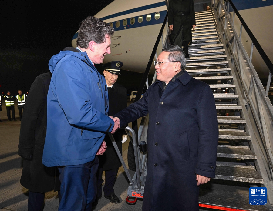 當(dāng)?shù)貢r間1月16日晚，應(yīng)愛爾蘭總理瓦拉德卡邀請，國務(wù)院總理李強(qiáng)乘包機(jī)抵達(dá)都柏林國際機(jī)場，開始對愛爾蘭進(jìn)行正式訪問。愛爾蘭環(huán)境、氣候與通訊部長兼交通部長瑞安等到機(jī)場迎接。新華社記者 饒愛民 攝