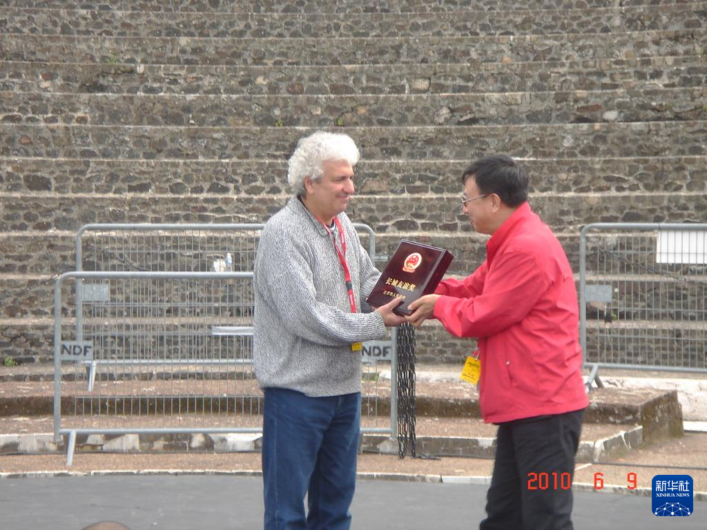 這是2010年帕特里克·索米耶（圖左）獲頒北京市人民政府授予的“長(zhǎng)城友誼獎(jiǎng)”時(shí)的資料照片。新華社發(fā)（受訪(fǎng)對(duì)象供圖）