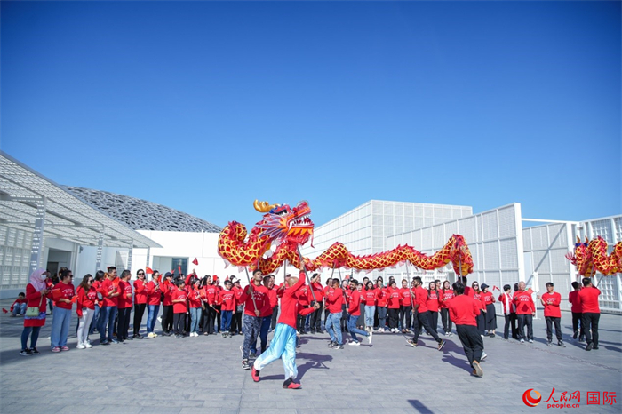 舞龍表演。人民網(wǎng) 塔里克·易卜拉欣攝