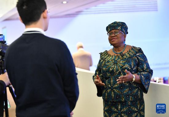 1月18日，世界貿(mào)易組織總干事伊維拉在瑞士達沃斯舉行的世界經(jīng)濟論壇2024年年會期間接受新華社記者專訪。新華社記者 連漪 攝