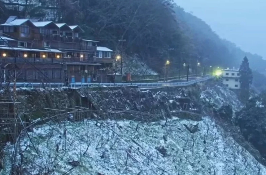 桃園市觀光旅游局22日新啟用的“上巴陵實時影像”的鏡頭下，現(xiàn)場呈現(xiàn)雪景。圖片來源：桃園市觀光旅游局。