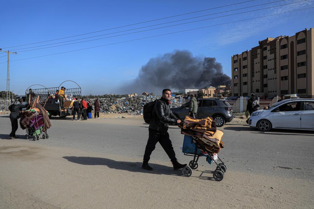 1月22日，在加沙地帶南部城市汗尤尼斯，人們逃離家園。新華社發(fā)（里澤克·阿卜杜勒賈瓦德攝）