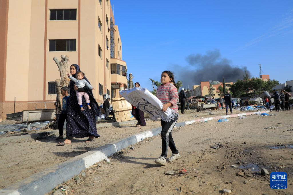 1月22日，加沙地帶南部城市汗尤尼斯遭到以軍攻擊后升起濃煙。新華社發(fā)（里澤克·阿卜杜勒賈瓦德攝）