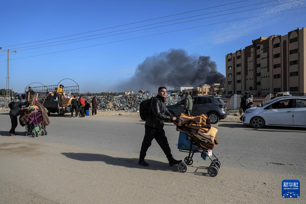 1月22日，在加沙地帶南部城市汗尤尼斯，人們逃離家園。新華社發(fā)（里澤克·阿卜杜勒賈瓦德攝）