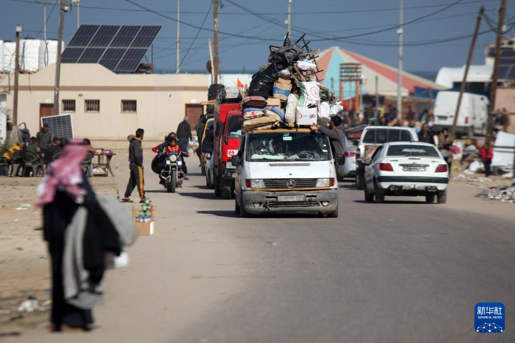 1月22日，在加沙地帶南部城市汗尤尼斯，人們逃離家園。新華社發(fā)（里澤克·阿卜杜勒賈瓦德攝）