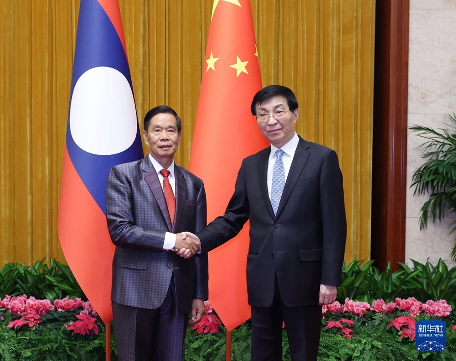 1月22日，中共中央政治局常委、全國(guó)政協(xié)主席王滬寧在北京會(huì)見(jiàn)老撾人民革命黨中央政治局委員、建國(guó)陣線中央委員會(huì)主席辛拉馮。新華社記者 王曄 攝