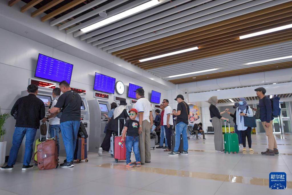 1月24日，在印度尼西亞雅加達(dá)哈利姆站，乘客使用自助取票機(jī)。新華社記者 徐欽 攝