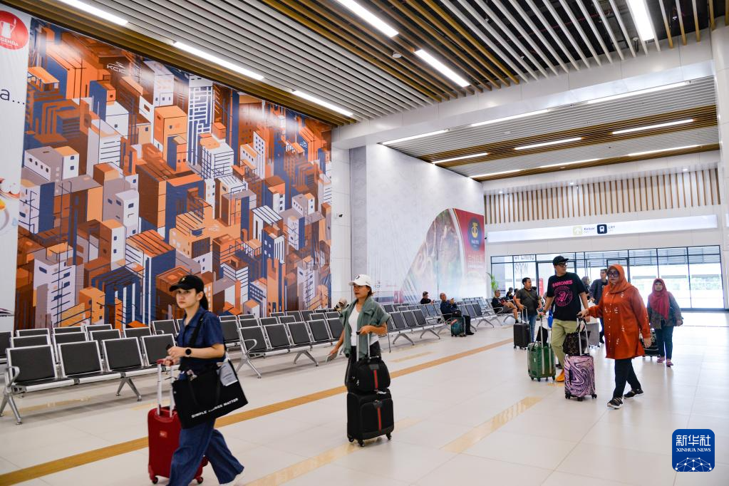 1月24日，在印度尼西亞雅加達(dá)哈利姆站，乘客在候車(chē)大廳內(nèi)行走。新華社記者 徐欽 攝