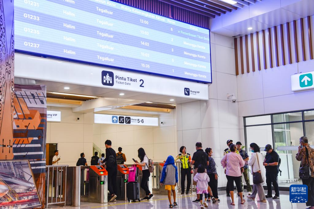 1月24日，在印度尼西亞雅加達(dá)哈利姆站候車(chē)大廳，乘客刷票前往站臺(tái)。新華社記者 徐欽 攝