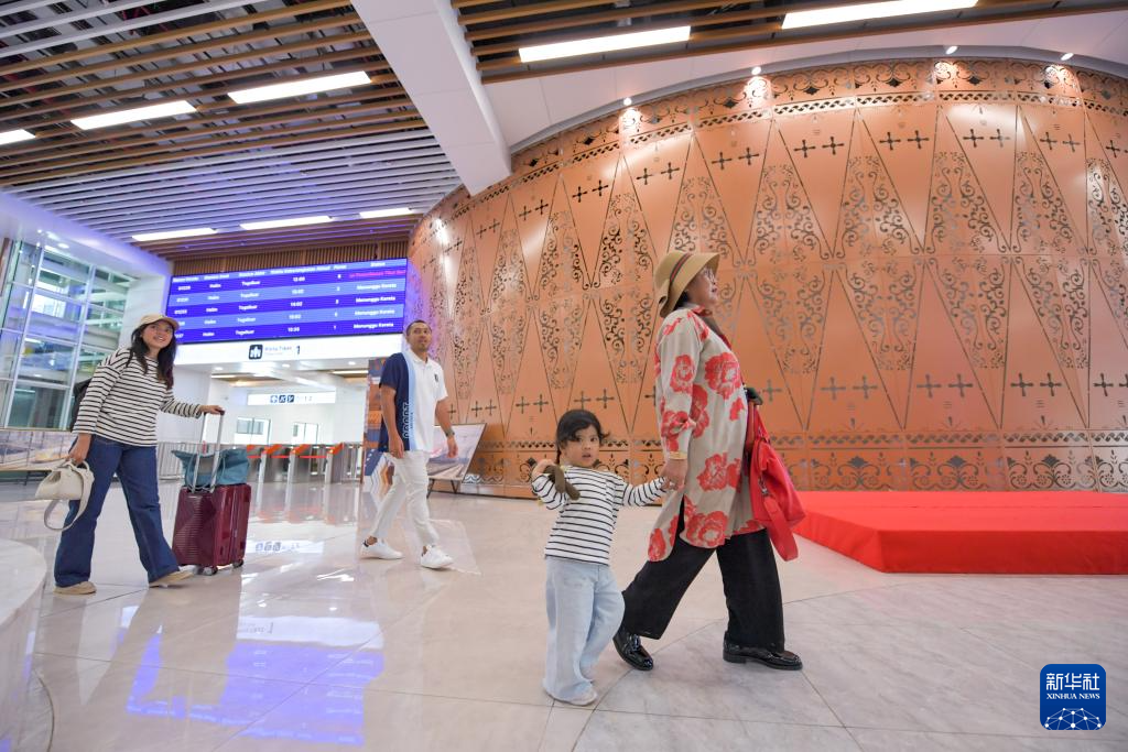 1月24日，在印度尼西亞雅加達(dá)哈利姆站，乘客在候車(chē)大廳內(nèi)行走。新華社記者 徐欽 攝