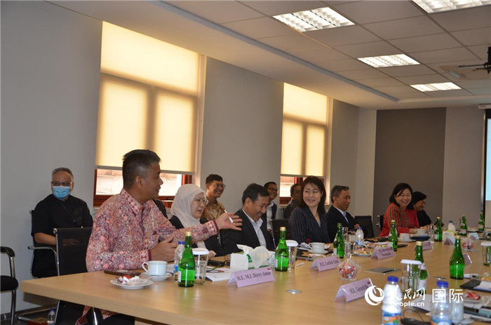 參訪嘉賓與五菱印尼公司負責人交流。人民網(wǎng)記者 李培松攝