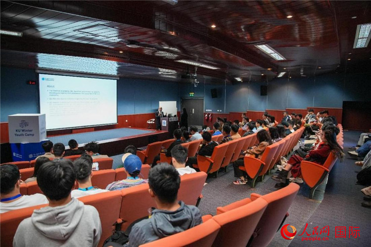 圖為23日，中國學(xué)生在聽取講座。人民網(wǎng)塔里克·易卜拉欣攝