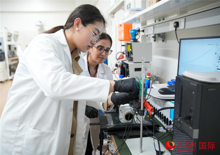 中國學(xué)生（左一）在嘗試操作電解水實(shí)驗(yàn)。人民網(wǎng)塔里克·易卜拉欣攝