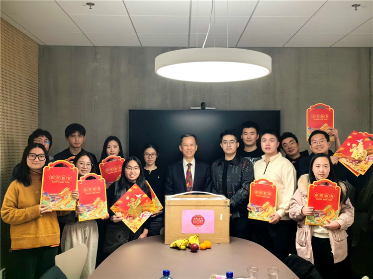 中國(guó)駐瑞典大使崔愛(ài)民看望慰問(wèn)瑞典隆德大學(xué)中國(guó)留學(xué)生。中國(guó)駐瑞典大使館供圖