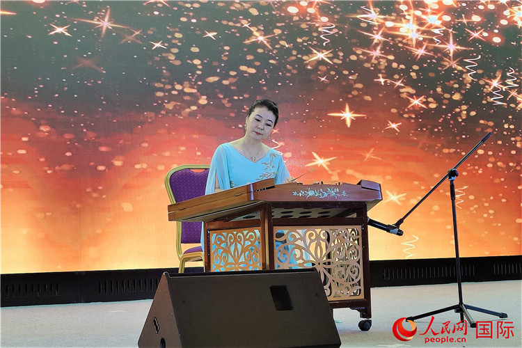 揚琴演奏家劉艮演奏《夢中的婚禮》。人民網(wǎng)記者 于宏建攝