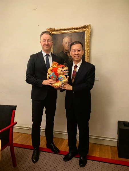 中國駐瑞典大使崔愛民（右）會(huì)見瑞典外交部外貿(mào)總司長嚴(yán)波（左）。中國駐瑞典大使館供圖