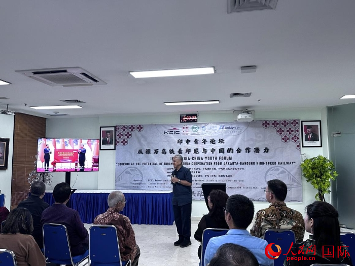 韓高路為與會嘉賓放映中印尼元首為雅萬高鐵正式開通運(yùn)營揭幕的場景。人民網(wǎng)記者 曹師韻攝