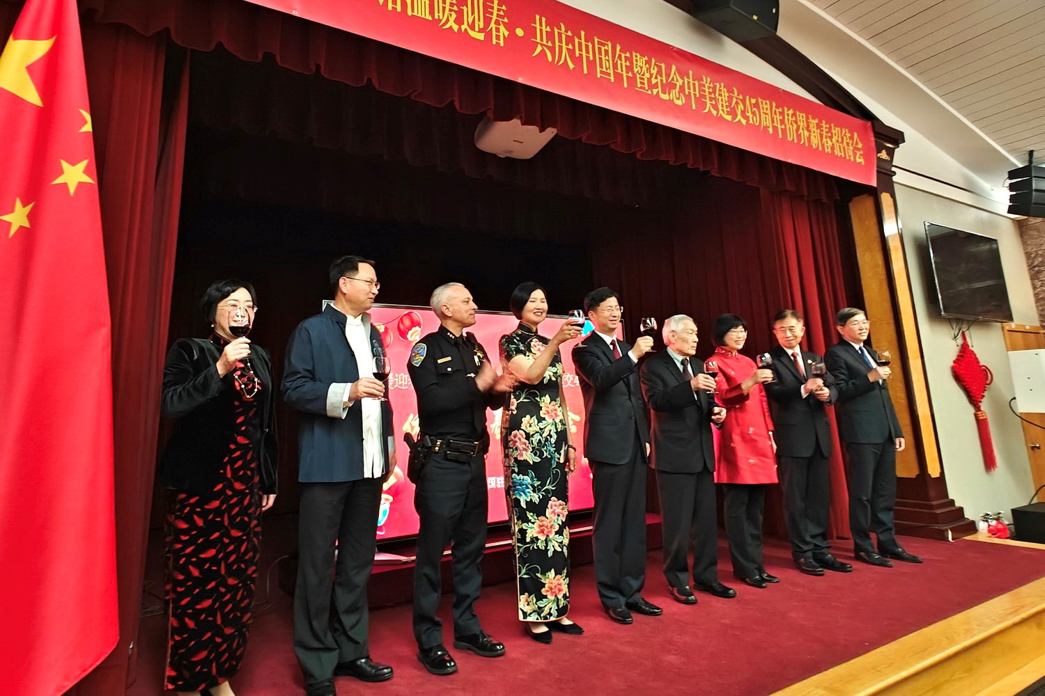 僑胞代表與駐舊金山總領(lǐng)館官員合影。主辦方供圖