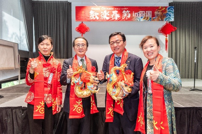 向池田知事、大西市長贈(zèng)送“歡樂春節(jié)“吉祥龍。從左到右為魏有美副總領(lǐng)事、池田豊人知事、大西秀人市長、馬曉琛主任。中國駐大阪旅游辦事處供圖