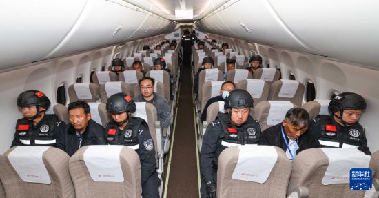 1月30日，白所成、白應(yīng)蒼、魏懷仁、劉正祥、劉正茂、徐老發(fā)等10名緬北重大犯罪嫌疑人在被押解回國的飛機上。新華社記者 殷剛 攝