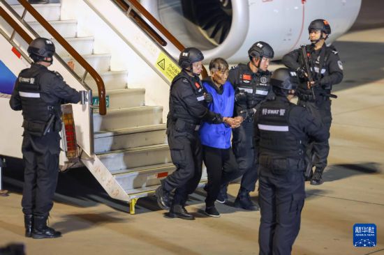 1月30日，在云南昆明長水機場，緬北重大犯罪嫌疑人白所成被我公安機關(guān)成功押解回國。新華社記者 殷剛 攝