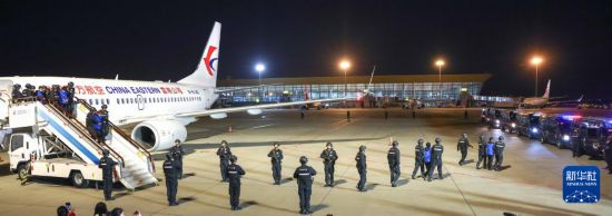1月30日，在云南昆明長水機場，白所成、白應(yīng)蒼、魏懷仁、劉正祥、劉正茂、徐老發(fā)等10名緬北重大犯罪嫌疑人被我公安機關(guān)成功押解回國。新華社記者 殷剛 攝