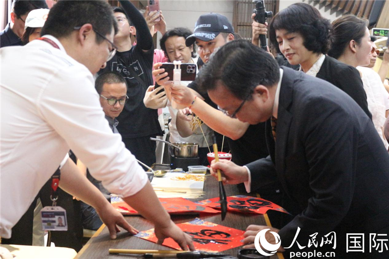 中國駐菲律賓大使黃溪連出席活動并與留菲學(xué)子共迎新春。人民網(wǎng)記者樊帆 攝