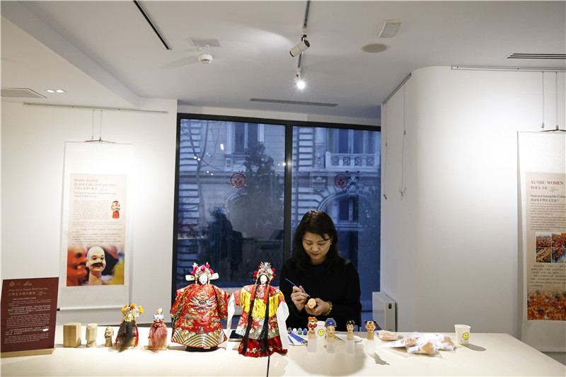 中國泉州的非遺大師制作江加走木偶頭雕刻。 布加勒斯特中國文化中心供圖_副本