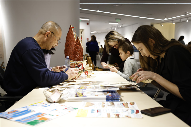 中國泉州非遺大師現(xiàn)場指導(dǎo)制作水密隔艙福船制造技藝。 布加勒斯特中國文化中心供圖
