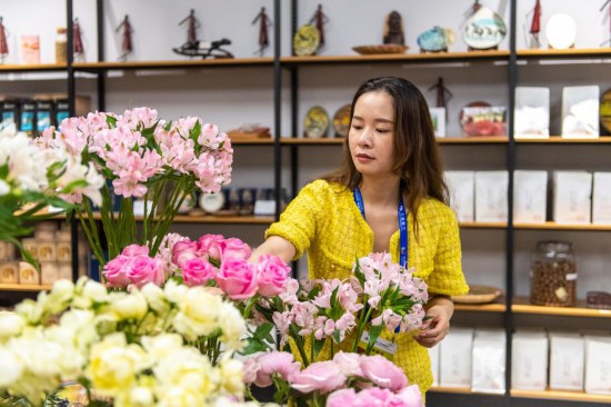 2023年7月1日，在位于湖南省長沙市的湖南高橋大市場，中非經(jīng)貿(mào)博覽會(huì)常設(shè)展館展區(qū)肯尼亞館工作人員在整理產(chǎn)自非洲的鮮花。新華社記者 陳思汗 攝