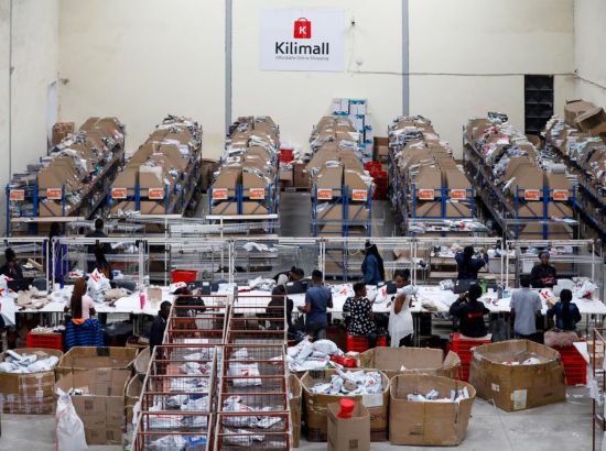 2023年11月11日，在肯尼亞姆洛隆戈，Kilimall員工在倉庫內(nèi)工作。新華社記者 李亞輝 攝
