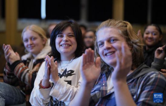 1月30日，在美國華盛頓州塔科馬市林肯中學，將于3月啟程赴華交流的林肯中學12年級學生蒙特塞拉特·羅梅羅-羅查（中）參加美國中學生赴華交流歡送儀式。新華社記者 吳曉凌 攝