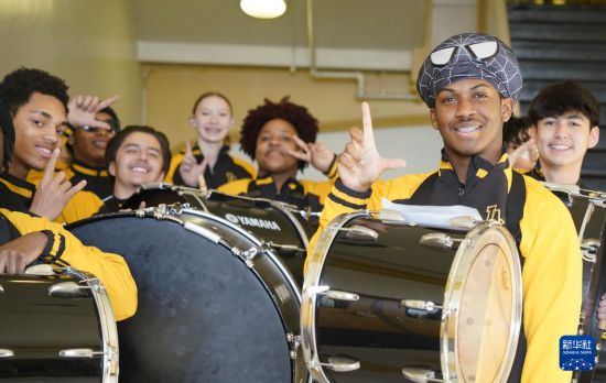 1月30日，在美國華盛頓州塔科馬市林肯中學，學校鼓樂隊準備在美國中學生赴華交流歡送儀式上表演。新華社記者 吳曉凌 攝