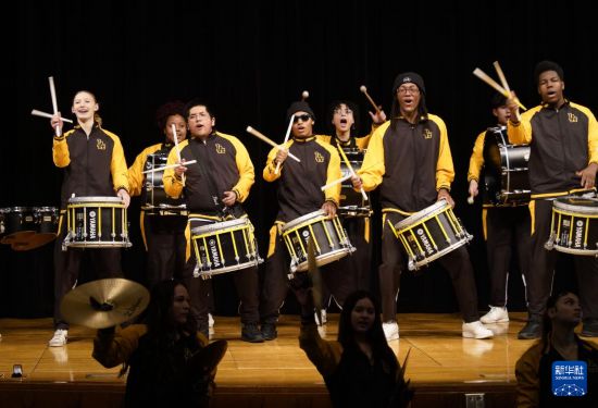 1月30日，在美國華盛頓州塔科馬市林肯中學，學校鼓樂隊在美國中學生赴華交流歡送儀式上表演。新華社記者 吳曉凌 攝