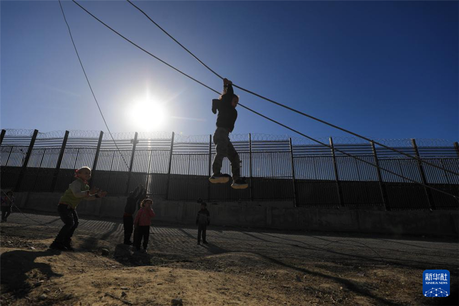 1月31日，在加沙地帶南部城市拉法同埃及邊境地區(qū)，巴勒斯坦兒童在玩耍。新華社發(fā)（亞西爾·庫迪攝）