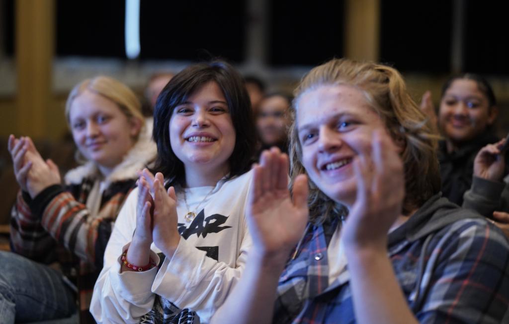 1月30日，在美國華盛頓州塔科馬市林肯中學(xué)，將于3月啟程赴華交流的林肯中學(xué)12年級(jí)學(xué)生蒙特塞拉特·羅梅羅-羅查（中）參加美國中學(xué)生赴華交流歡送儀式。新華社記者 吳曉凌 攝