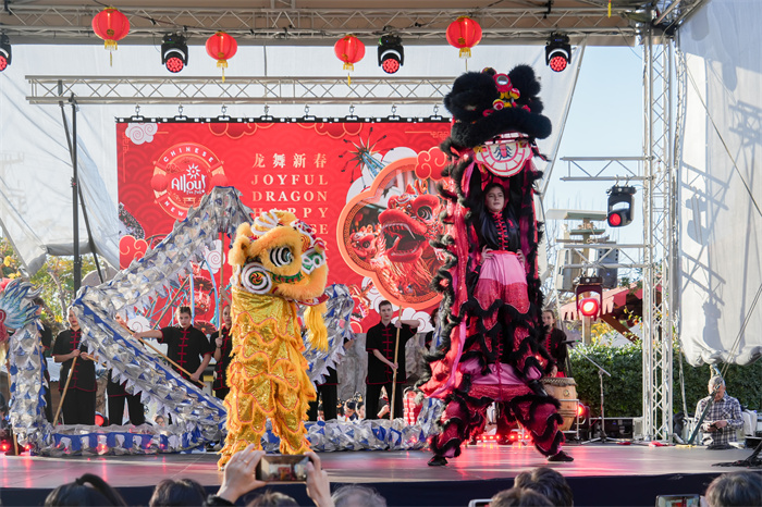 中國(guó)駐希臘大使館大使肖軍正與希方嘉賓為舞龍點(diǎn)睛。     希臘小朋友進(jìn)行舞龍舞獅表演?！吨邢r(shí)報(bào)》供圖