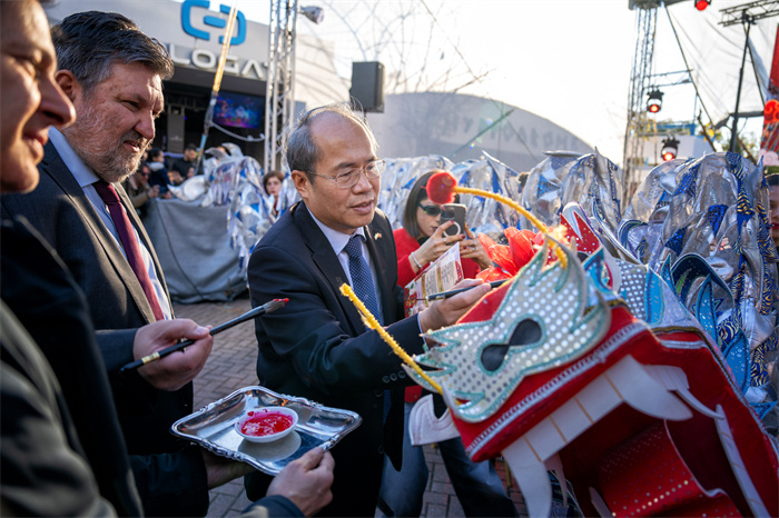 中國(guó)駐希臘大使館大使肖軍正與希方嘉賓為舞龍點(diǎn)睛?！吨邢r(shí)報(bào)》供圖