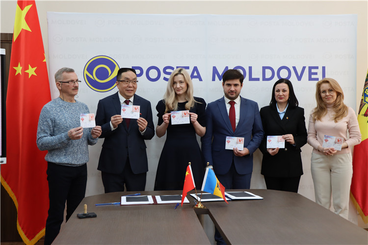 摩爾多瓦首發(fā)龍年生肖郵票。中國(guó)駐摩爾多瓦大使館供圖