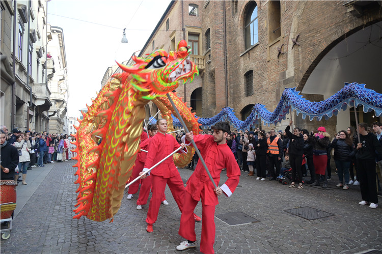 當(dāng)?shù)匚湫g(shù)學(xué)院進行舞龍表演。張錫琪攝