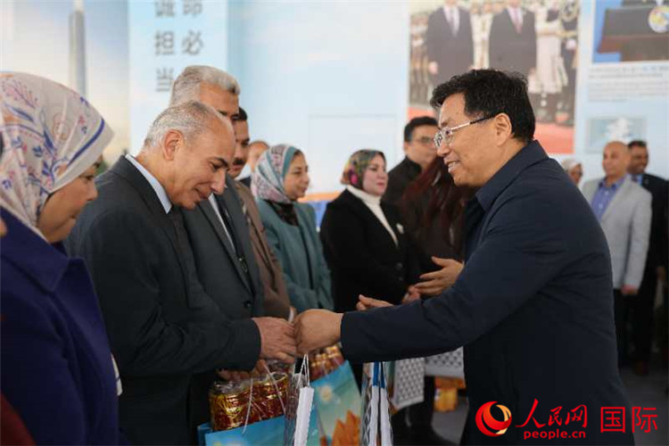 中建埃及分公司董事長(zhǎng)常偉才為埃及師生發(fā)放新年禮包。人民網(wǎng)記者 黃培昭攝