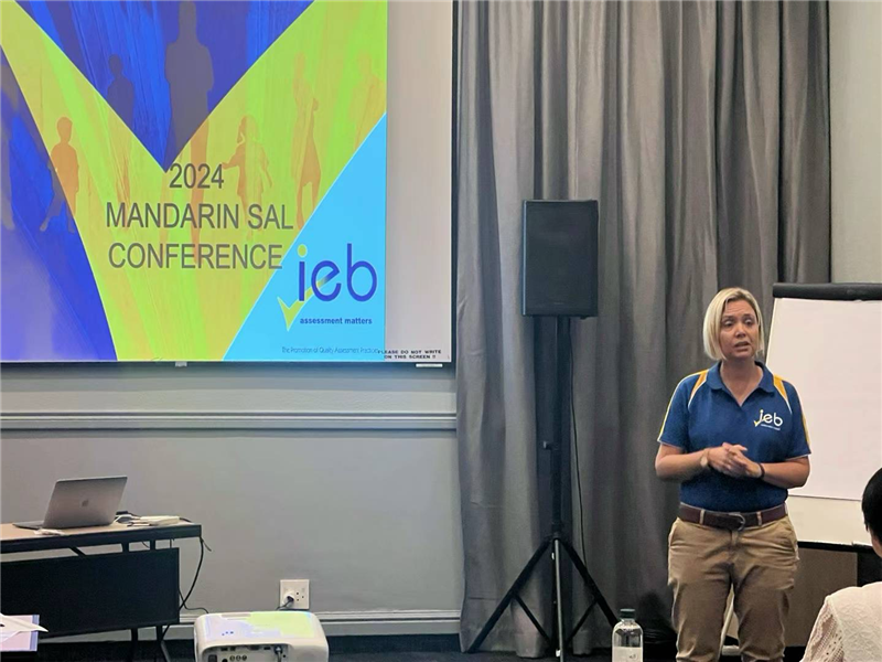 羅賓·莫瓦特女士對2023年“南非漢語高考”情況進行數(shù)據(jù)分析總結(jié)。（圖片來源：南非中國文化和國際教育交流中心孔子課堂）