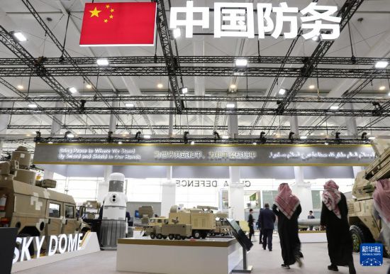 2月5日，在沙特阿拉伯利雅得，人們?cè)谥袊?guó)展區(qū)參觀。新華社記者 王東震 攝