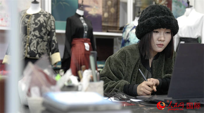 1月23日，在山東省菏澤市曹縣有愛云倉直播基地，張子晨正在設(shè)計漢服。 人民網(wǎng)記者 袁蒙攝