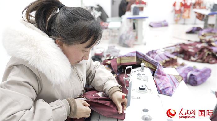 1月24日，在山東省菏澤市曹縣大集鎮(zhèn)云牧服飾有限公司，高燕正在縫制馬面裙。 人民網(wǎng)記者 袁蒙攝
