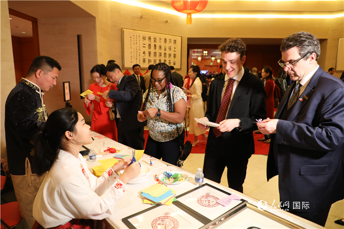 圖為美國民眾體驗中國春節(jié)民俗。人民網(wǎng)記者 李志偉攝