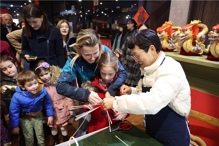 2024年“歡樂春節(jié)”《閩南風(fēng)情》文藝演出和泉州非物質(zhì)文化遺產(chǎn)展演2月6日在塞爾維亞斯梅代雷沃文化中心舉行。圖為當(dāng)?shù)孛癖婓w驗(yàn)中國非遺手工藝。 貝爾格萊德中國文化中心供圖