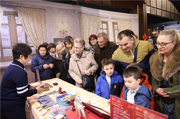 2024年“歡樂春節(jié)”《閩南風(fēng)情》文藝演出和泉州非物質(zhì)文化遺產(chǎn)展演2月6日在塞爾維亞斯梅代雷沃文化中心舉行。圖為當(dāng)?shù)孛癖婓w驗(yàn)中國非遺手工藝。 貝爾格萊德中國文化中心供圖