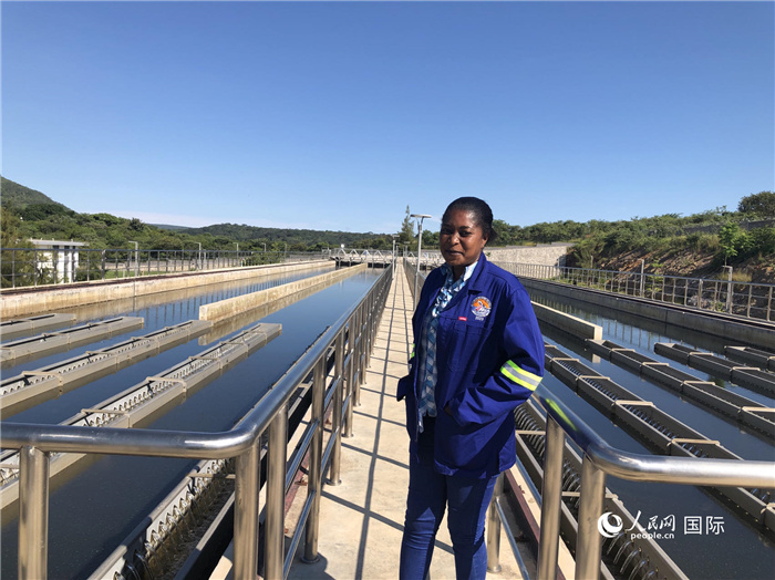 總經(jīng)理琳達(dá)在向記者介紹情況。人民網(wǎng)記者 黃培昭攝.