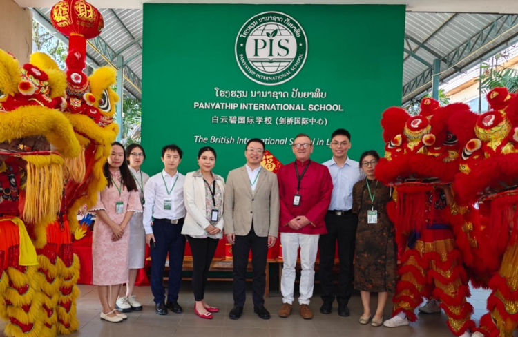 駐老撾使館臨時代辦王暢與白云碧國際學校校方、參會志愿者教師合影?；顒又鬓k方供圖